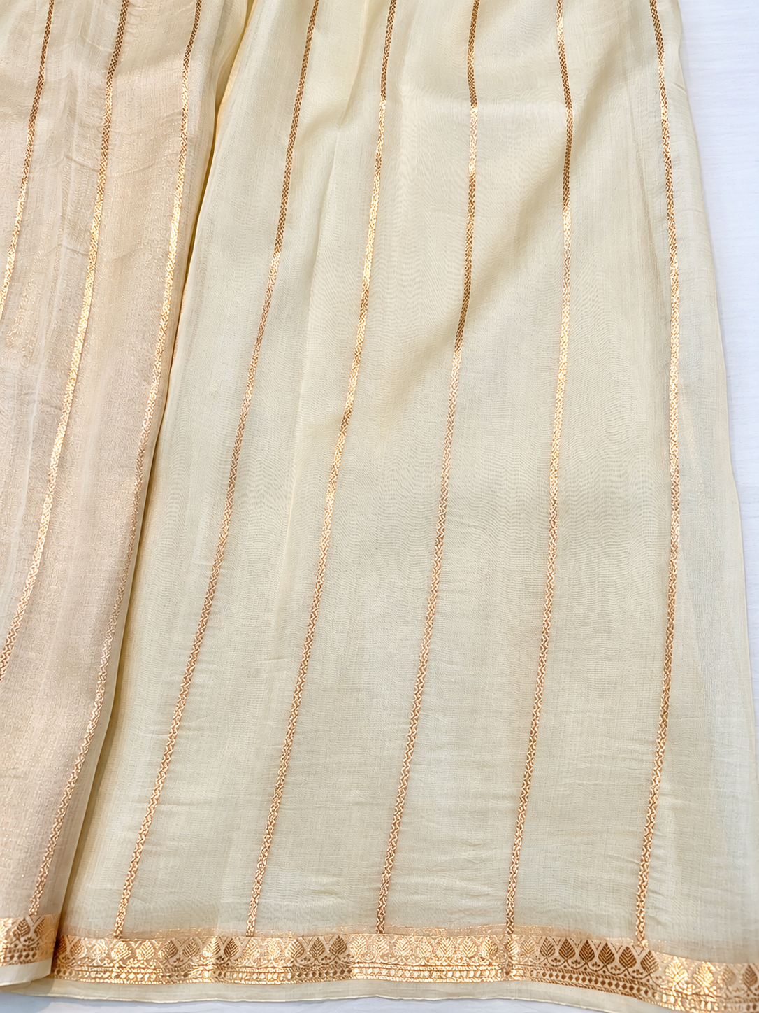 White Kadhwa Buti Handloom Banarasi Pure Kora Silk Saree