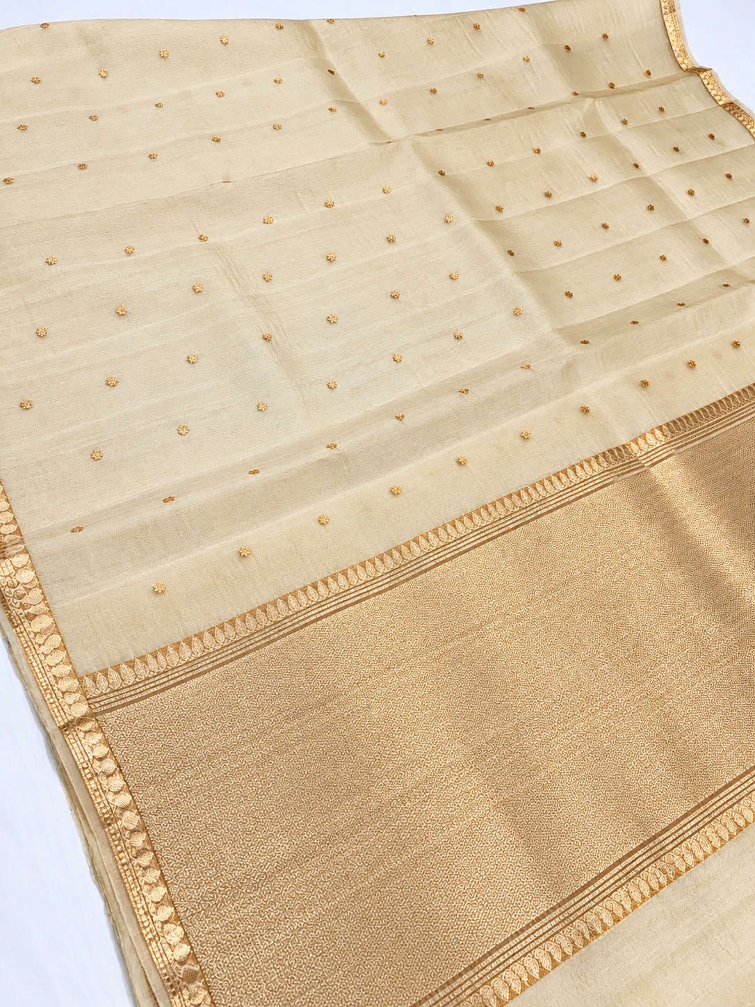 White Kadhwa Buti Handloom Banarasi Pure Kora Silk Saree